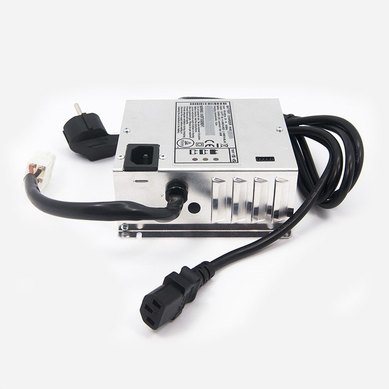 CHARGEUR DE BATTERIE EMBARQUE POUR AUTOLAVEUSE COMAC-FIMAP